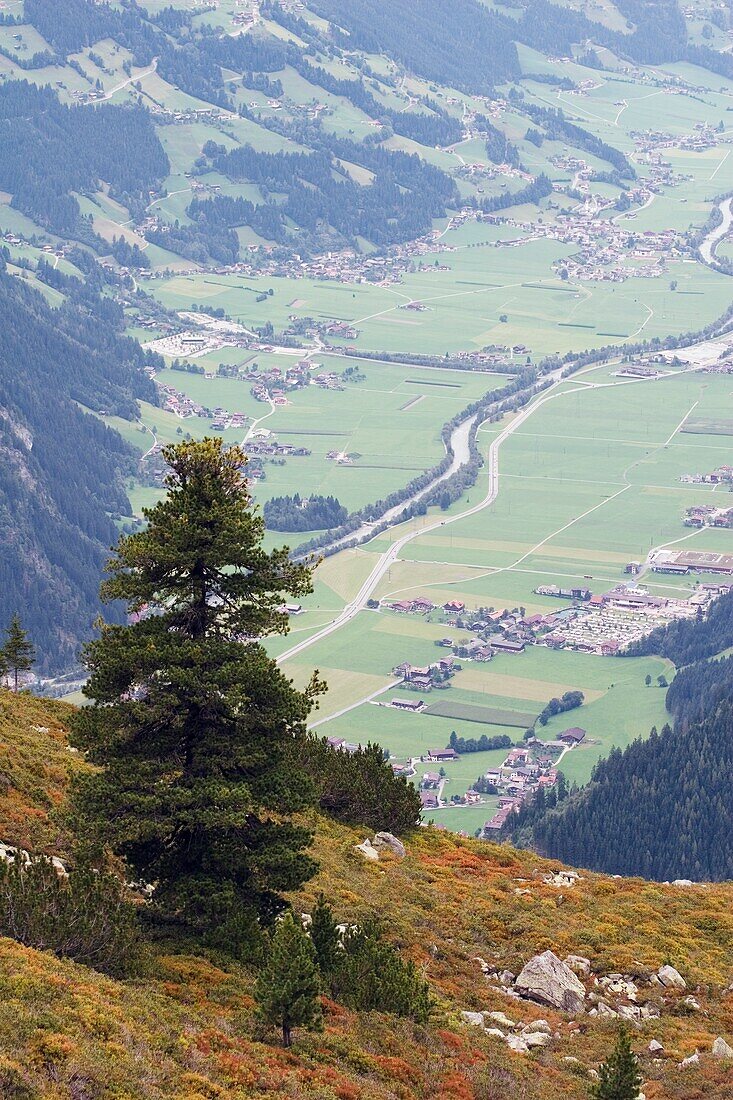Mayrhofen, Tirol, Österreich; Blick auf die Stadt von einem Berg aus