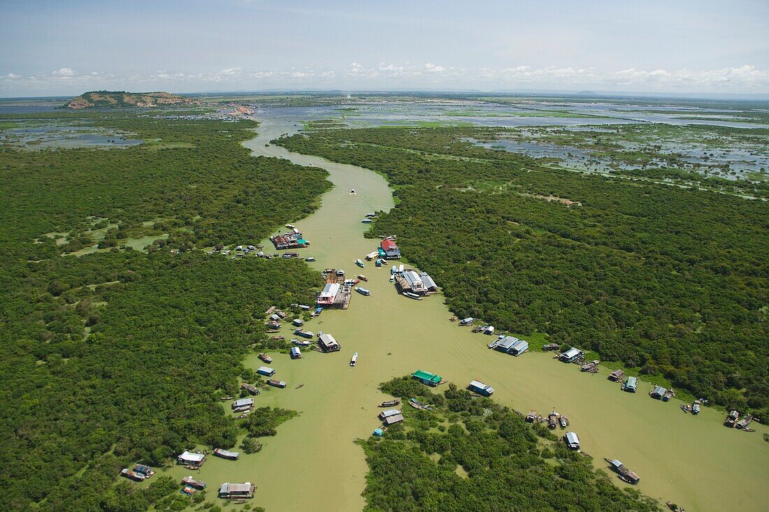 Luftaufnahme des schwimmenden Dorfes am Tonle Sap See in Chong Kneas, Kambodscha