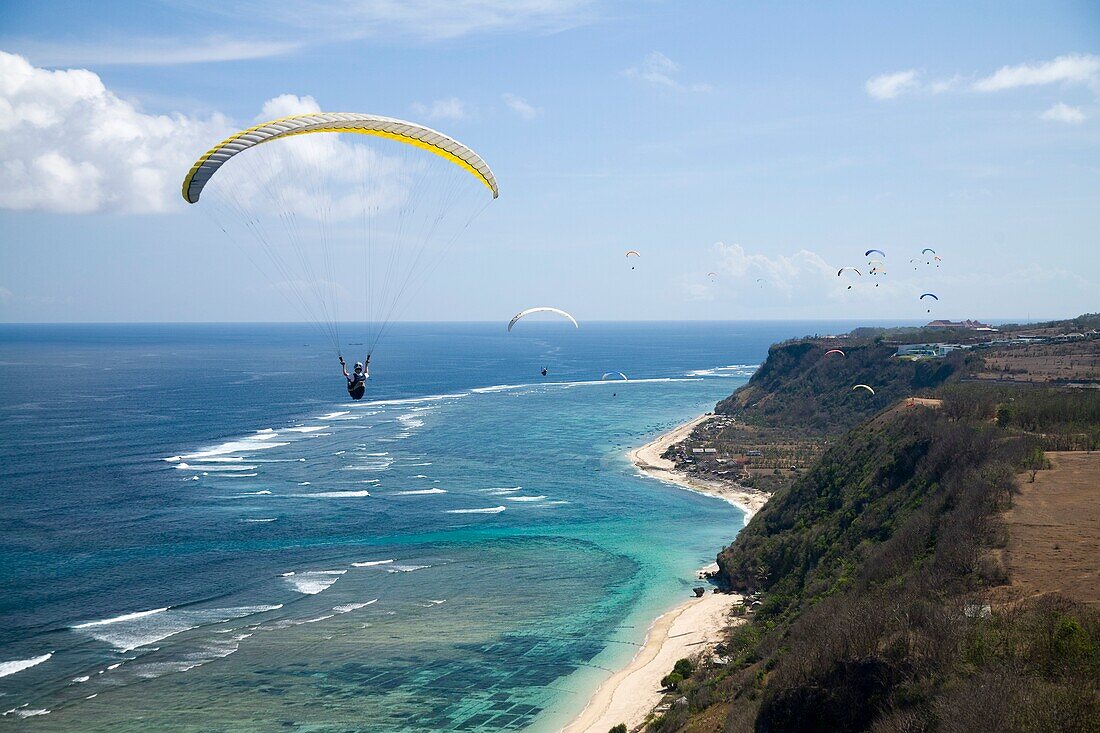 Gleitschirmflieger schweben über die Bukit-Halbinsel auf Bali; Bali, Indonesien