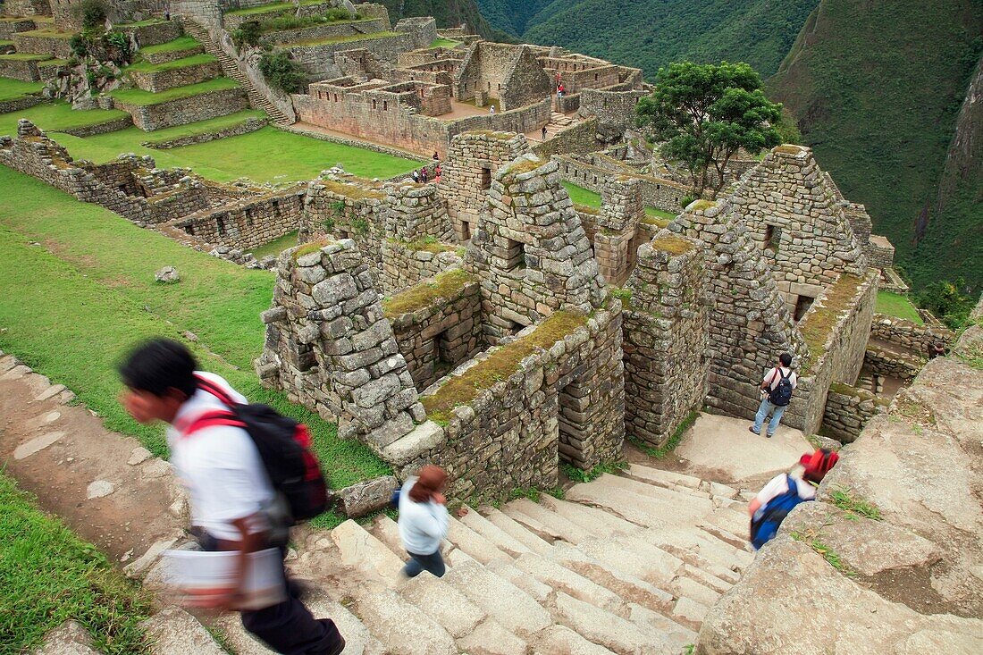 Touristen auf den Stufen von Machu Picchu; Peru