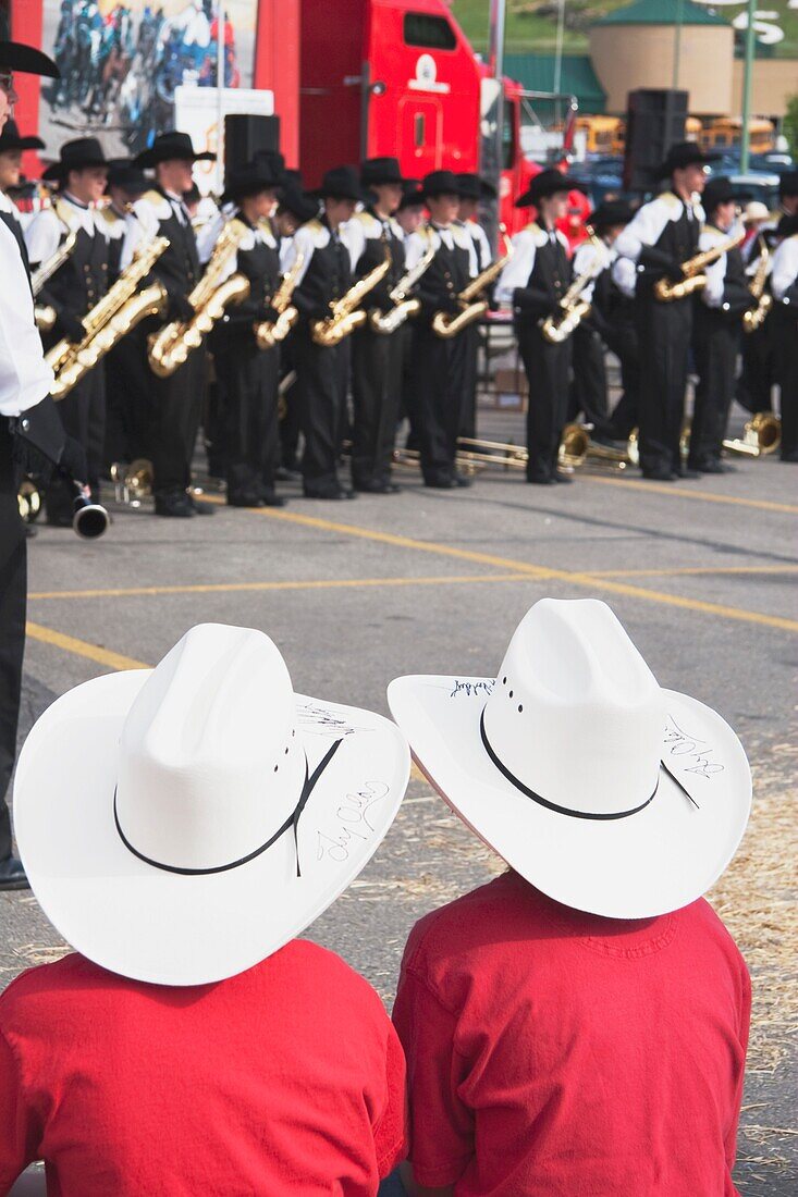 Zwei Jungen beobachten eine Marching Band, Calgary, Alberta, Kanada