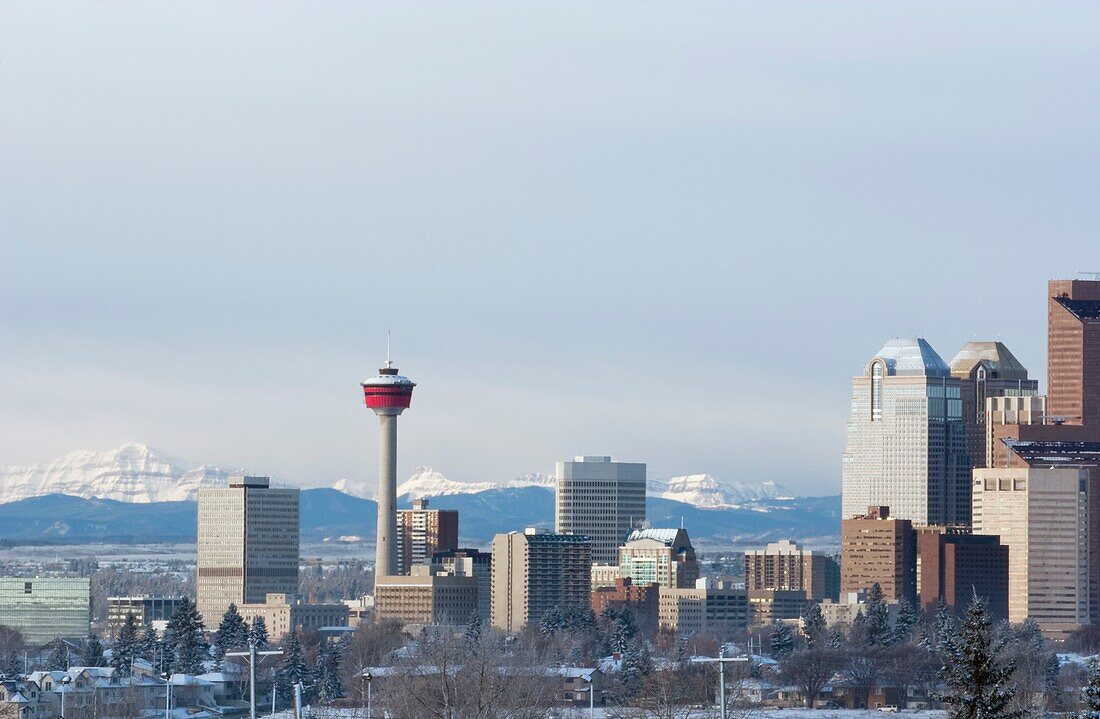 Stadtsilhouette mit Bergkulisse, Calgary, Alberta, Kanada