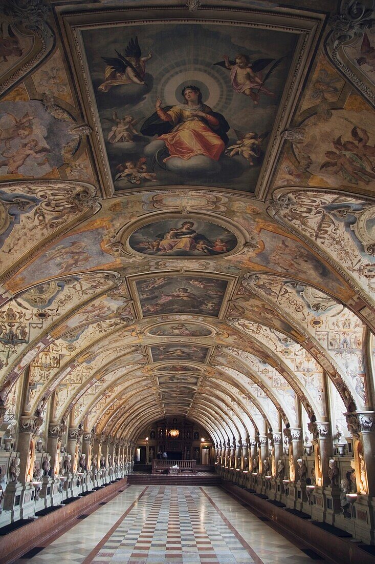 Kirchensaal und bemalte Decke, München, Deutschland