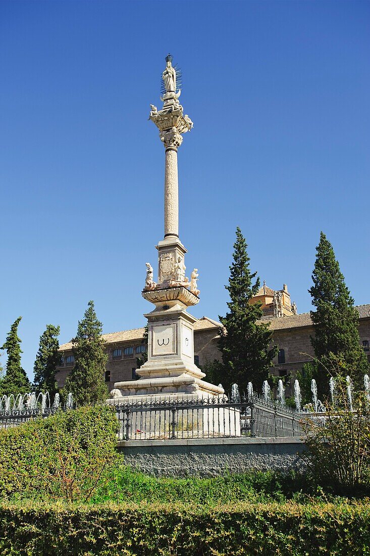 Fuente Del Triunfo-Statue und Königliches Krankenhaus, Granada, Spanien