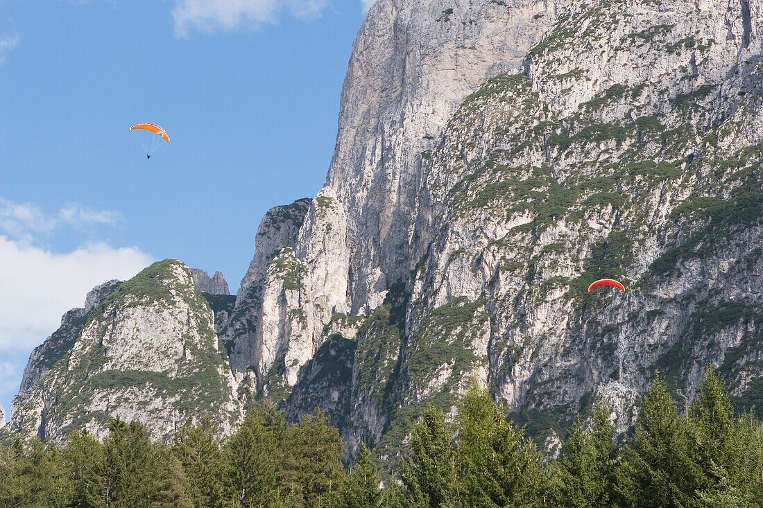 Menschen beim Paragliding, Schlern, Südtirol, Italien