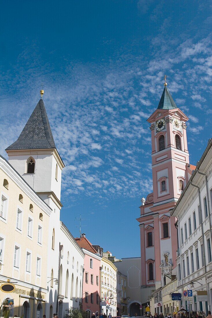 Passau, Deutschland; Kirchturm auf dem Dorfplatz