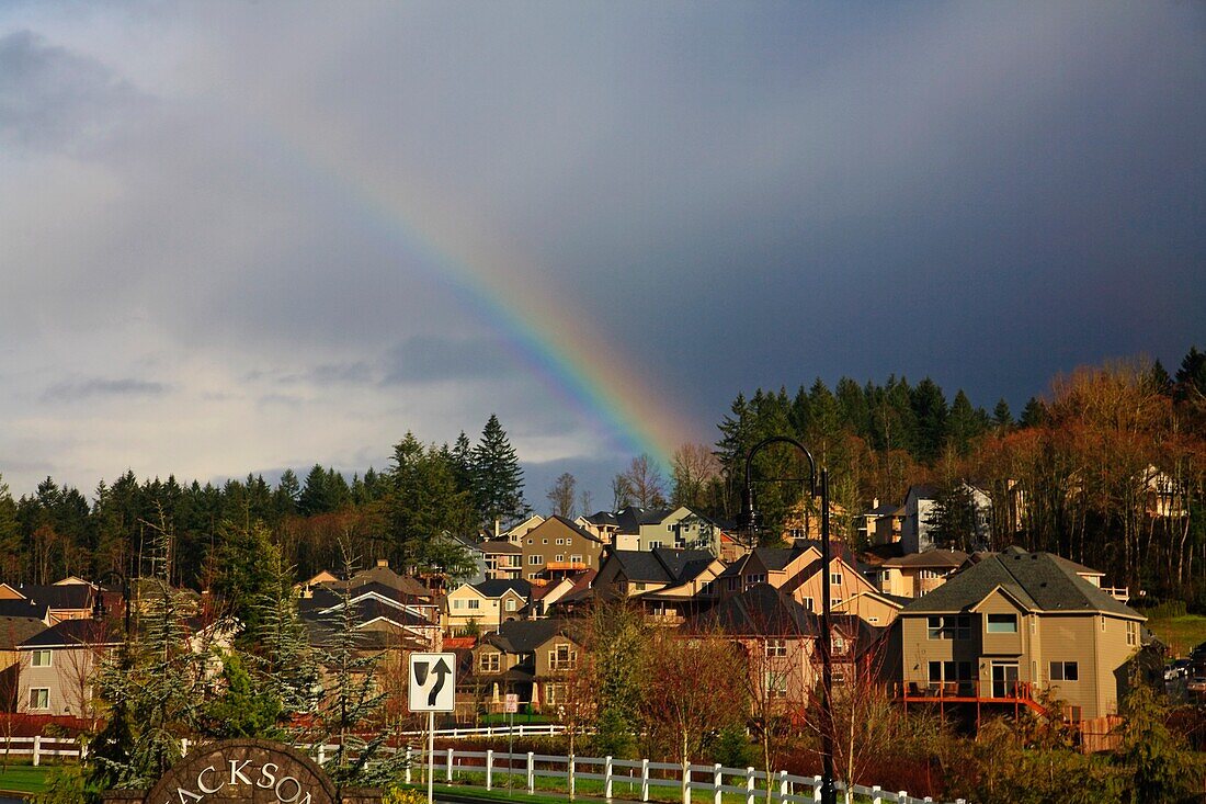 Regenbogen über einem Wohngebiet