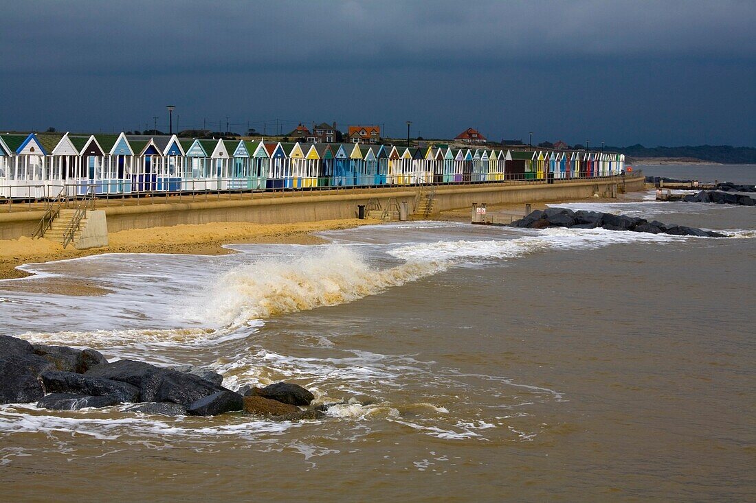 Southwold, Suffolk, England; Eine Betonmauer als Seeverteidigung entlang der Nordseeküste