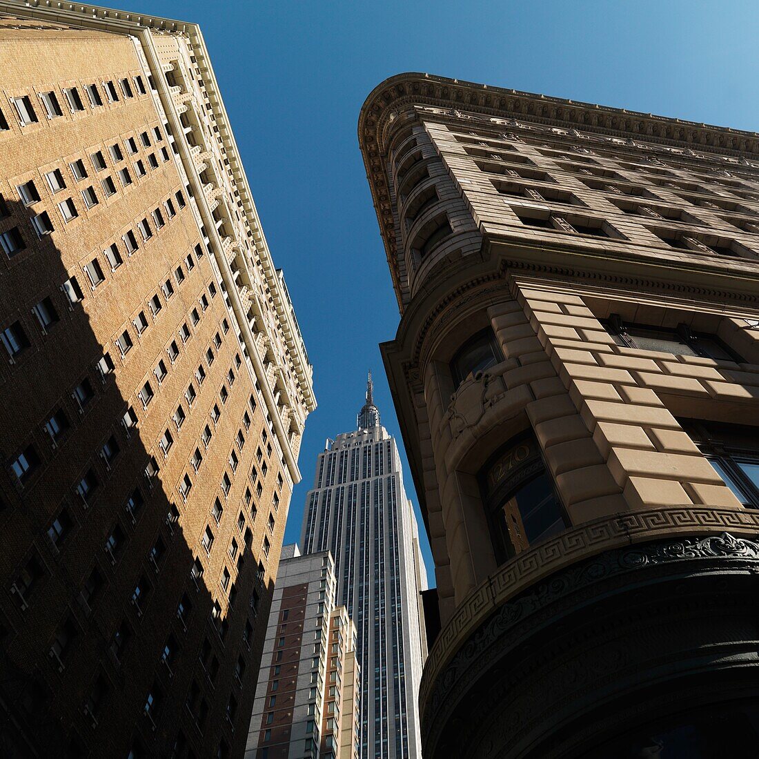 Niedriger Winkel des Empire State Building, Manhattan, New York, USA