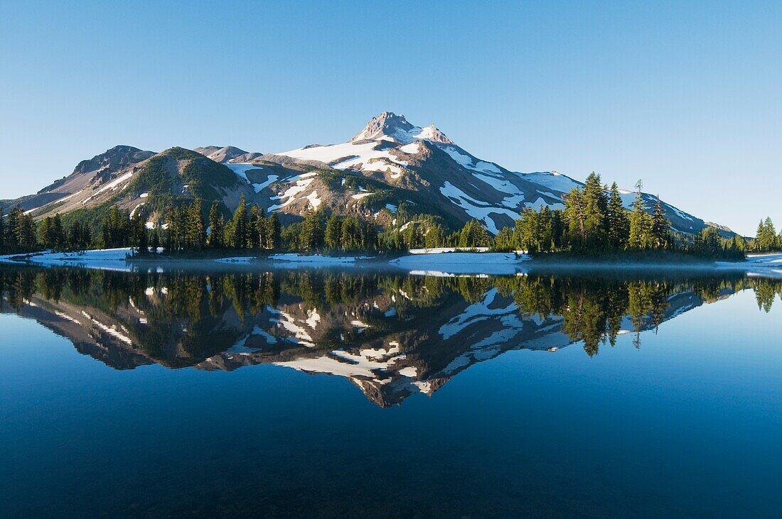 Mount Jefferson, Russell Lake; Russell Lake, Oregon, Usa