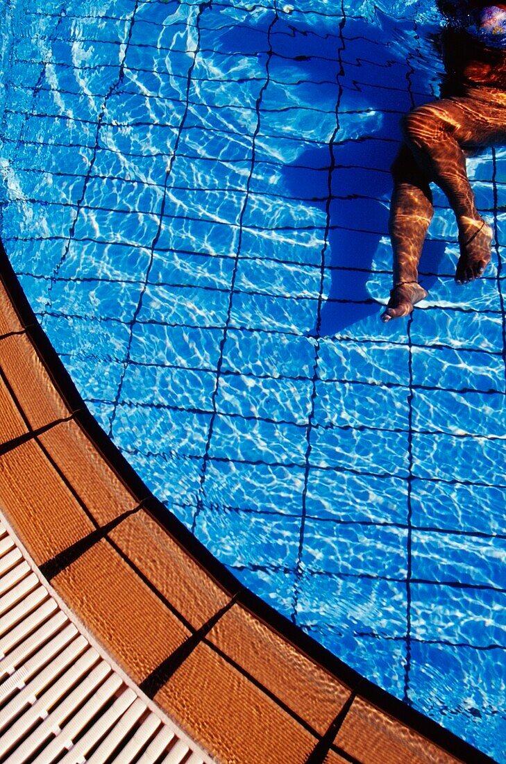 Frau schwimmt in einem kreisförmigen Pool