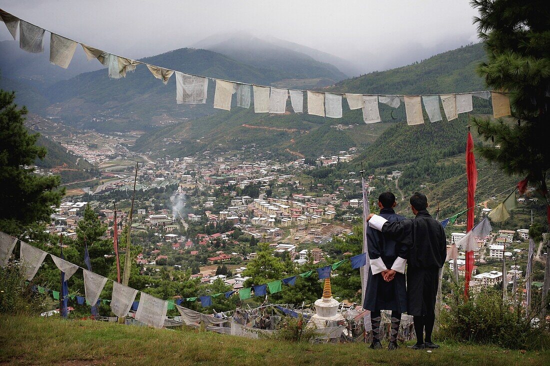Zwei einheimische Männer mit Blick auf Thimpu