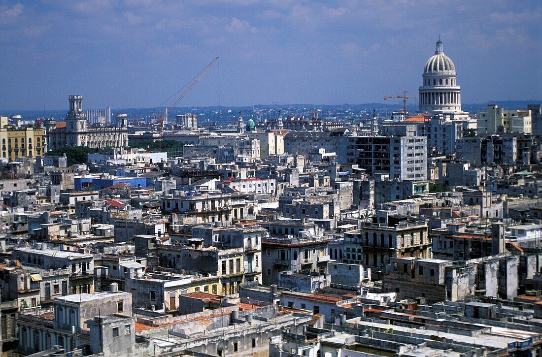 Dächer in Havanna mit El Capitolio auf der rechten Seite