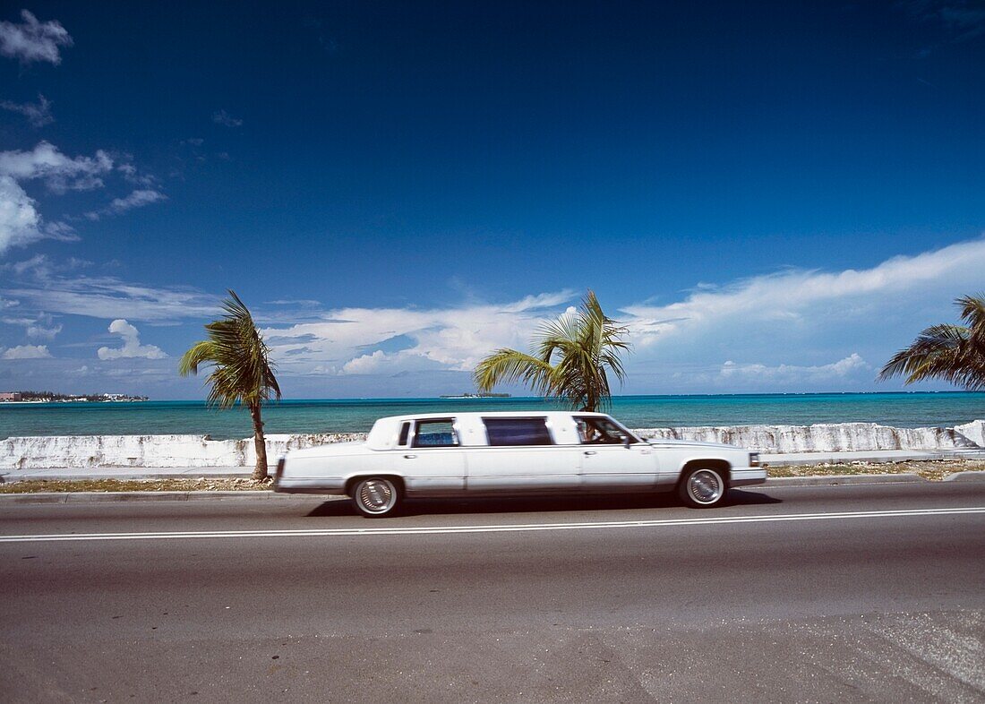 Limousine fährt an der Strandpromenade vorbei