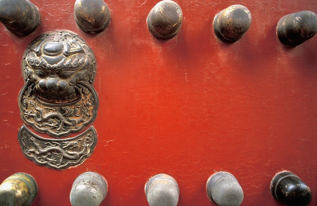 Details einer roten Tür in der Verbotenen Stadt