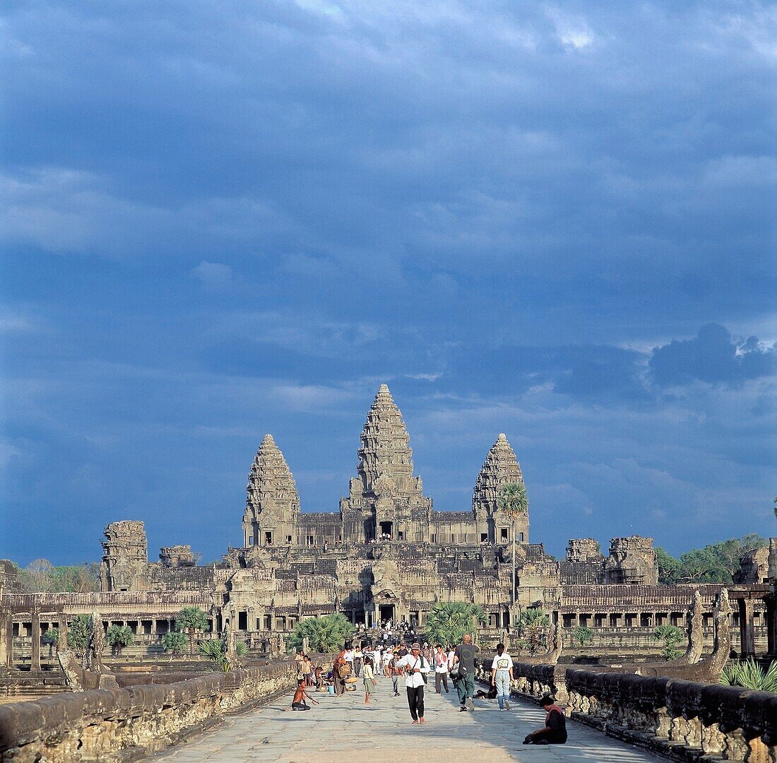 Touristen außerhalb von Angkor Wat