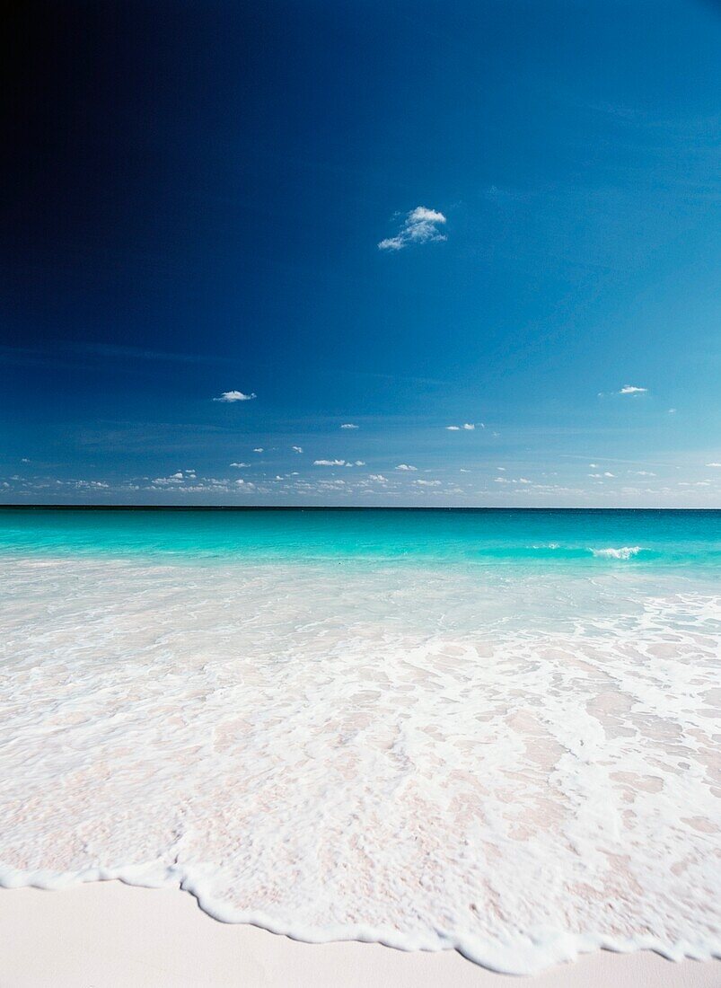 Blick vom rosa Sandstrand auf das Meer