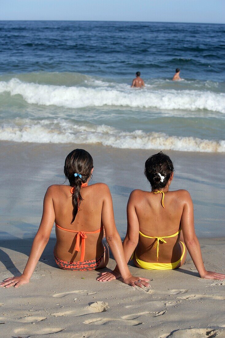 Junge Frauen beim Sonnenbaden.