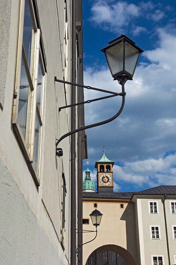 Laternenpfahl und Gebäude in Salzburg