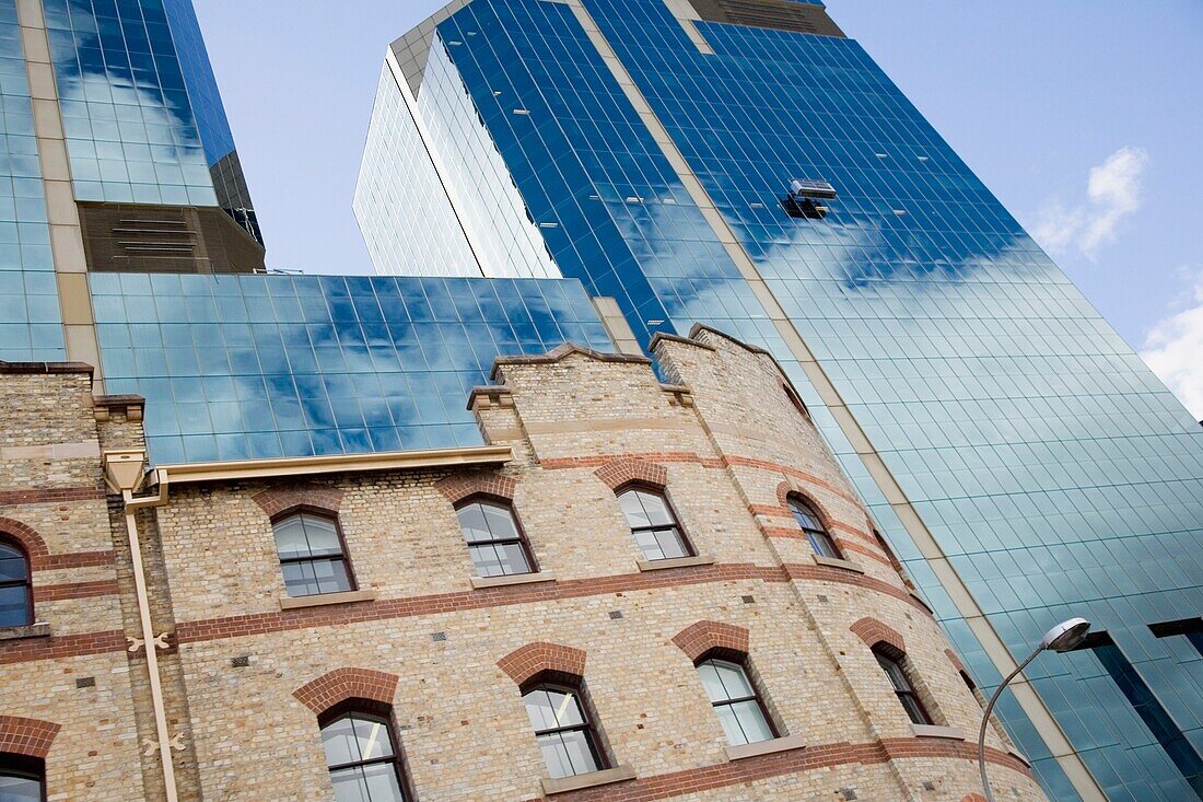 Glas-Wolkenkratzer und Backsteingebäude
