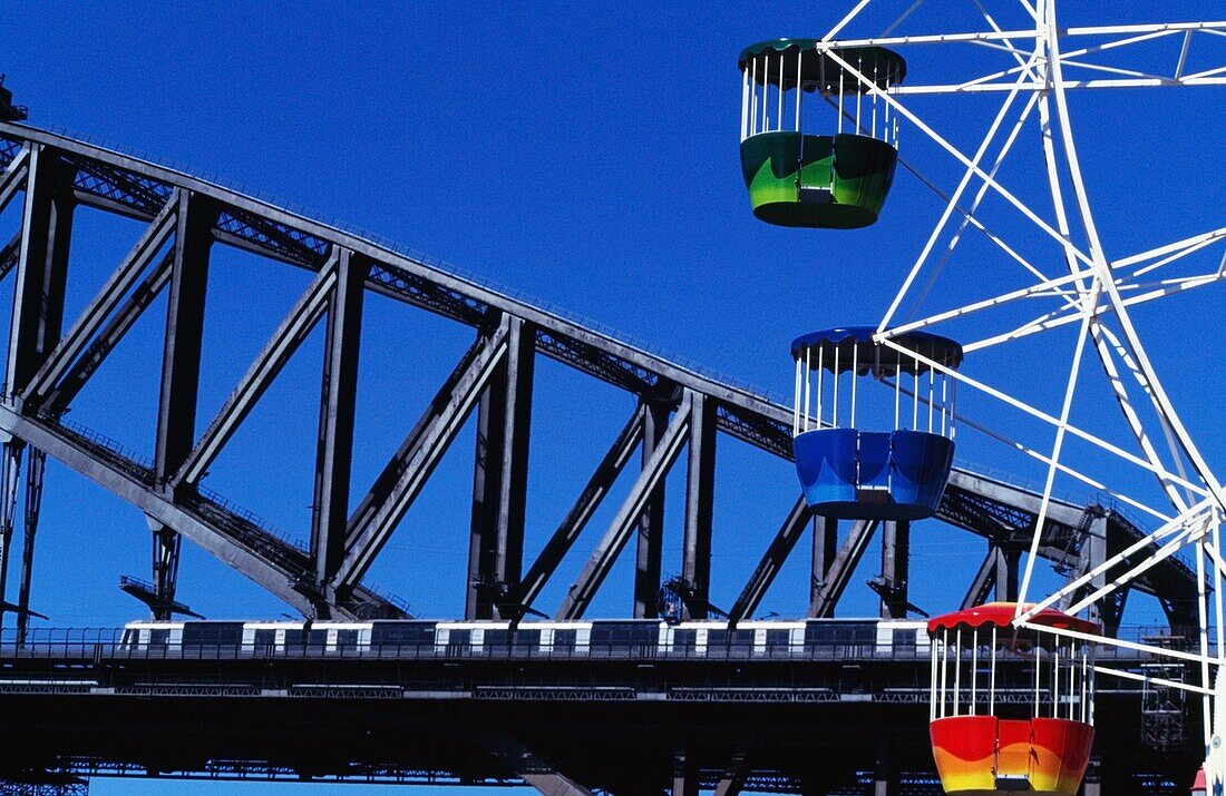 Karussell und Zug auf der Sydney Harbor Bridge