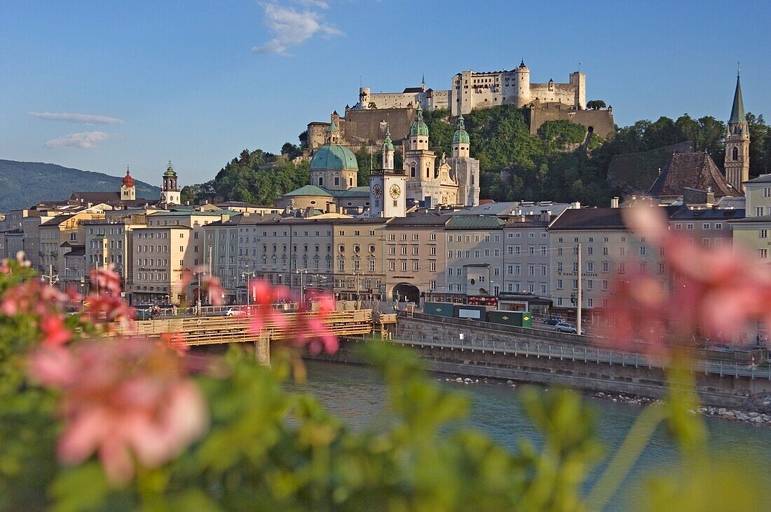 Blick auf Salzburg, den Fluss Salzach und Blumen