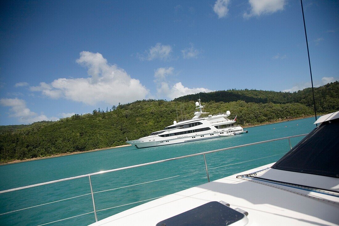 Segelboot und Yacht vor den Whitsunday Islands