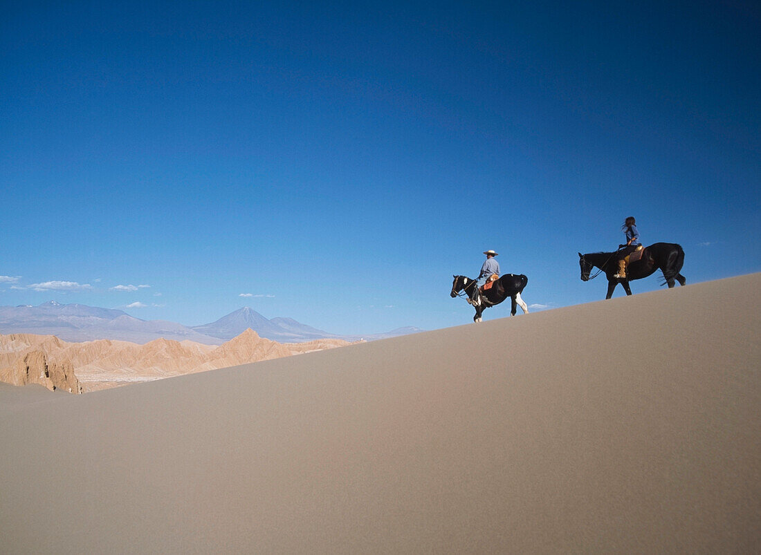 Zwei Menschen reiten im Valle De La Muerte