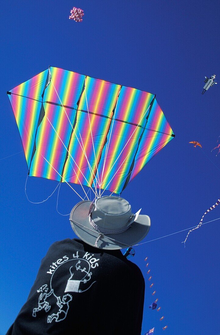 Mann fliegt Drachen in Kite Festival