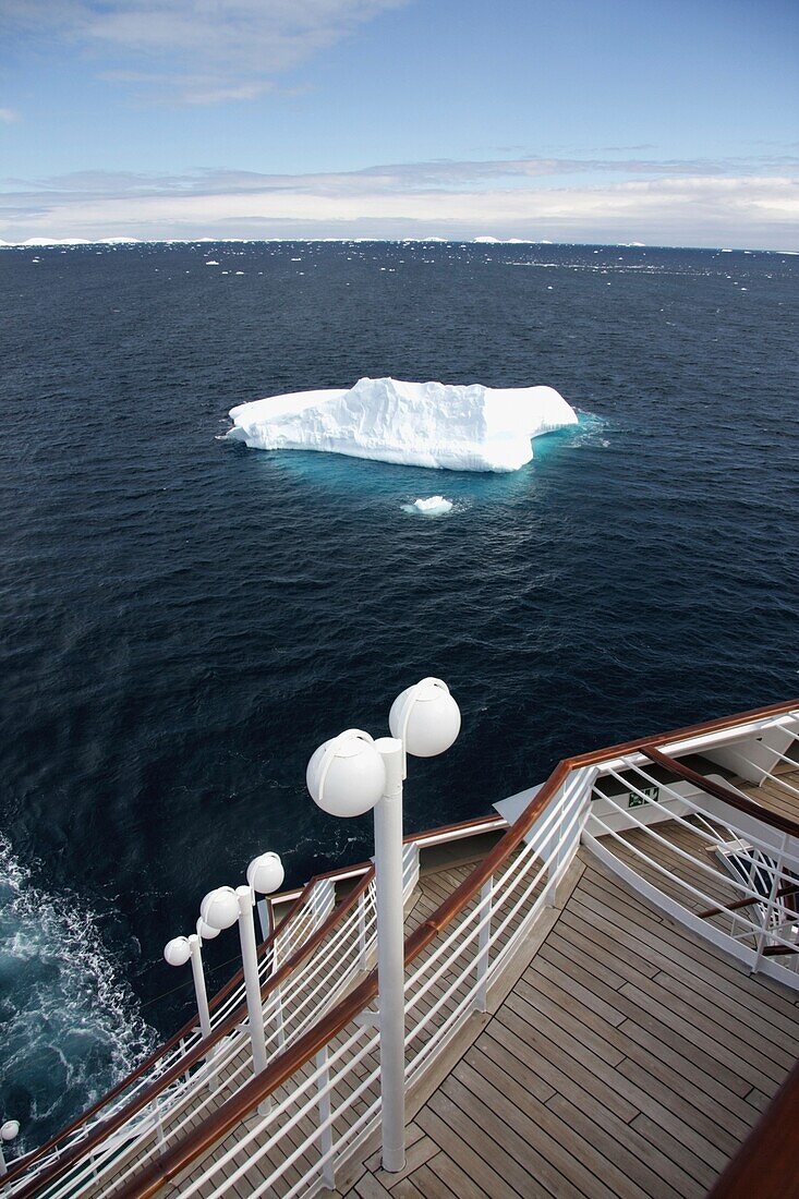 Blick auf einen Eisberg vom Bug eines Kreuzfahrtschiffes