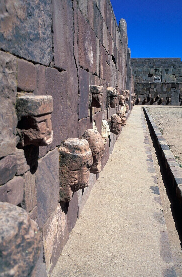 Köpfe im halb-unterirdischen Tempel von Tiahuanaco, Nahaufnahme