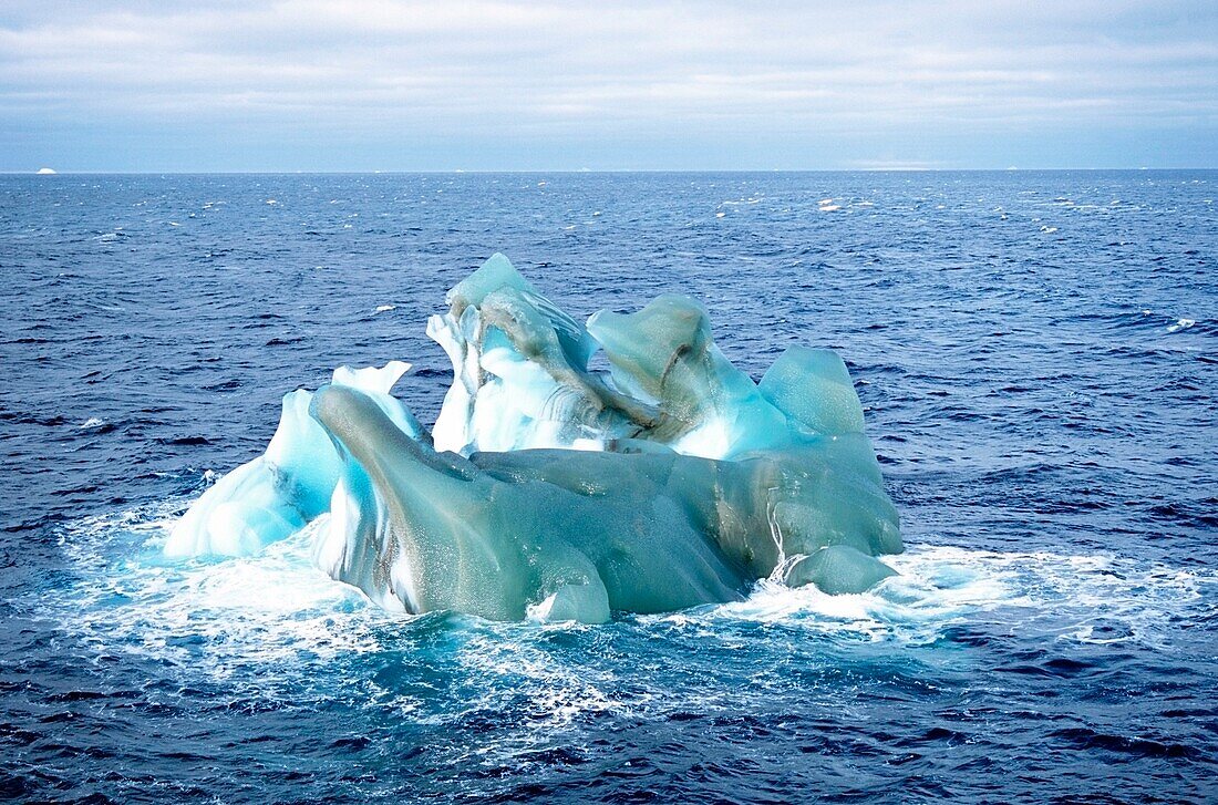Eisberg schwimmt im Meer