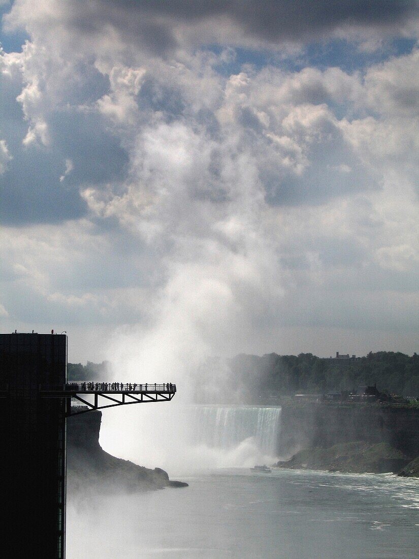 Touristen auf der Aussichtsplattform der Niagra-Fälle stehend