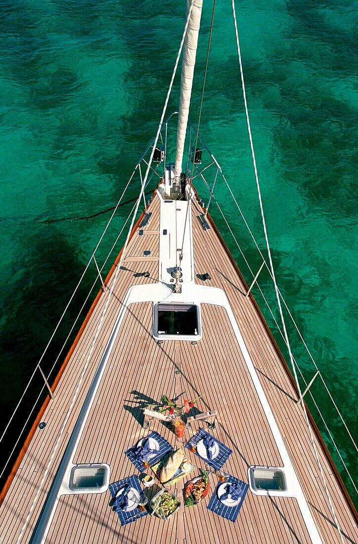 Essen auf dem Deck einer Yacht, die um die Grenadinen segelt