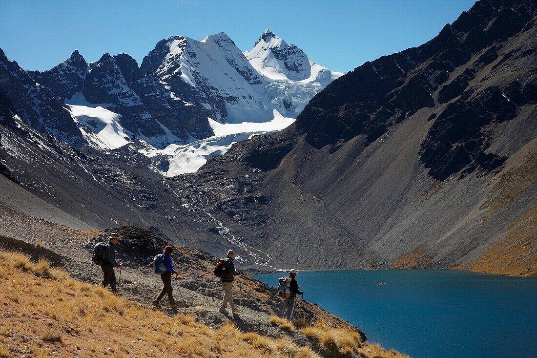 Wanderer mit Condorri-Gipfel im Hintergrund
