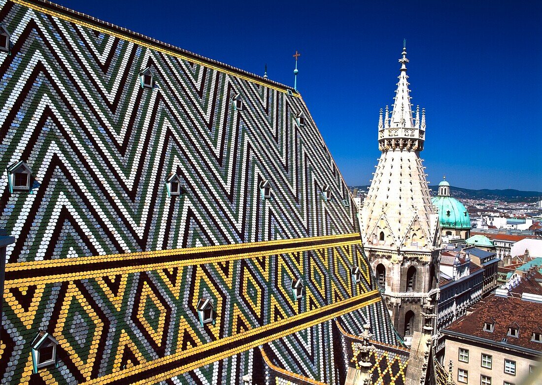 Stephansom Ziegeldach und Skyline von Wien