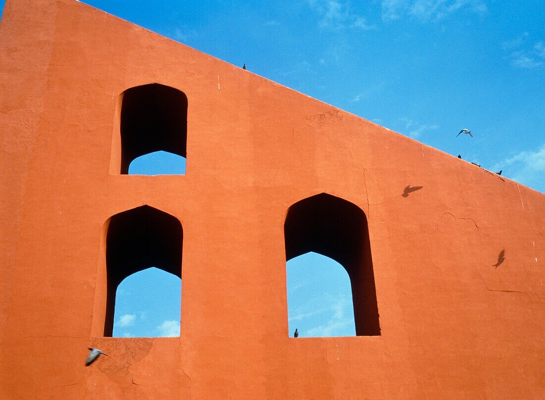 Jantar Mantar With Birds, Close Up