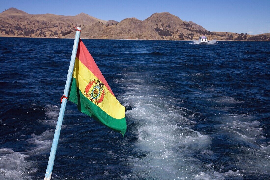Bolivianische Flagge auf der Fähre von der Insel der Sonne