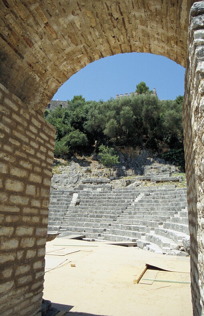 Amphitheater an der Stätte von Butrinti, gesehen durch einen Steinbogen