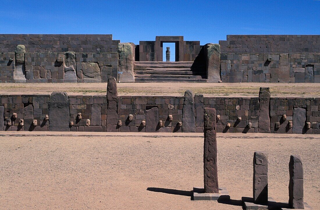 Eingang zu Kalasasaya mit Ponce-Monolith von halb-unterirdischem Tempel