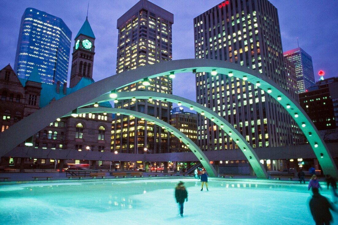 Menschen Schlittschuhlaufen in Toronto