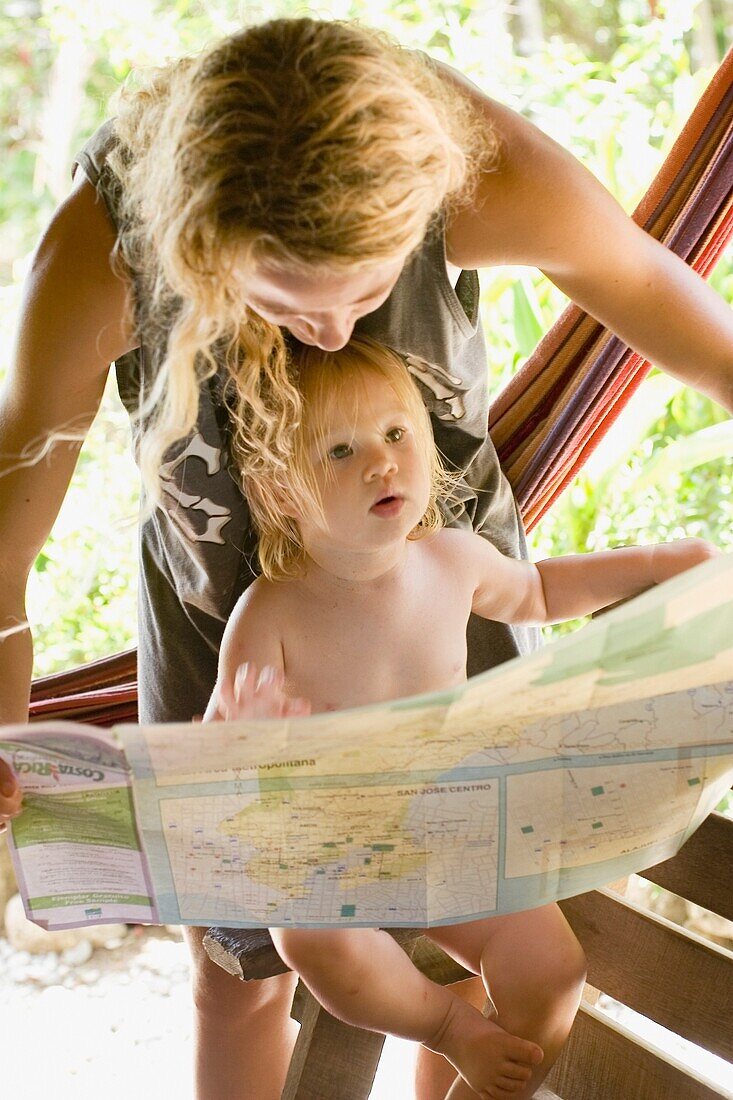 Mutter mit Kind schaut auf eine Karte