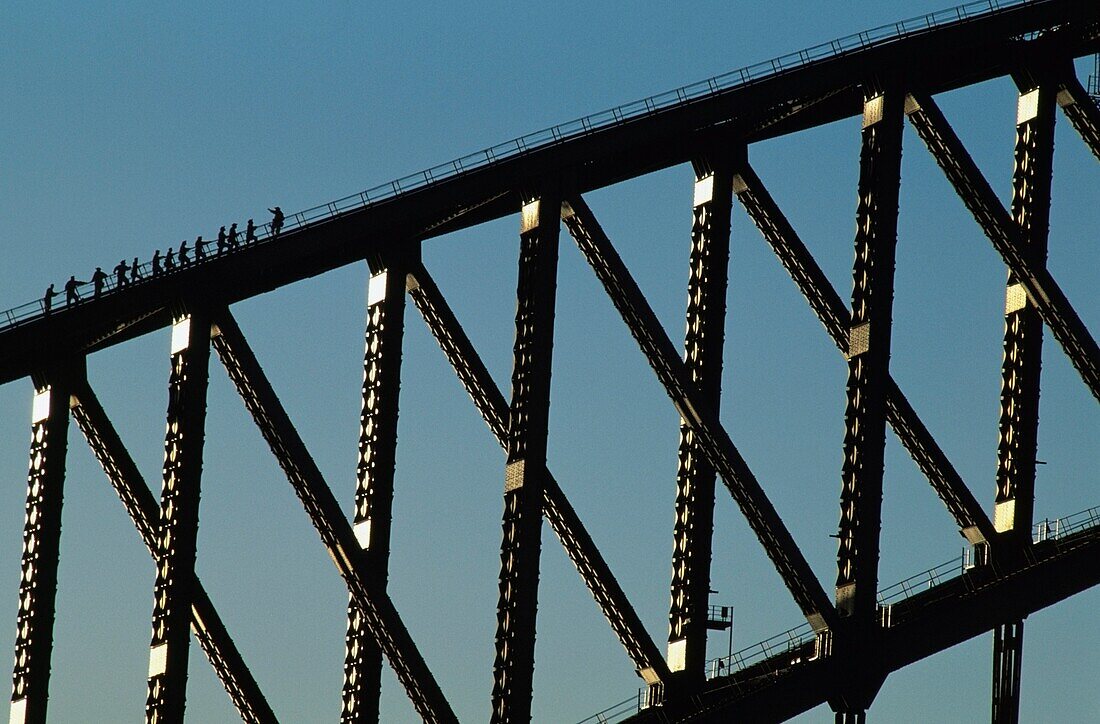 Menschen gehen die Sydney Harbor Bridge hinauf