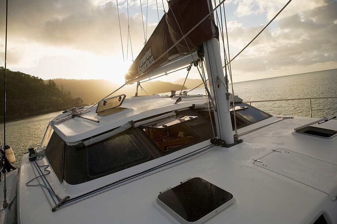 Segelboot bei Sonnenuntergang vor den Whitsunday Islands