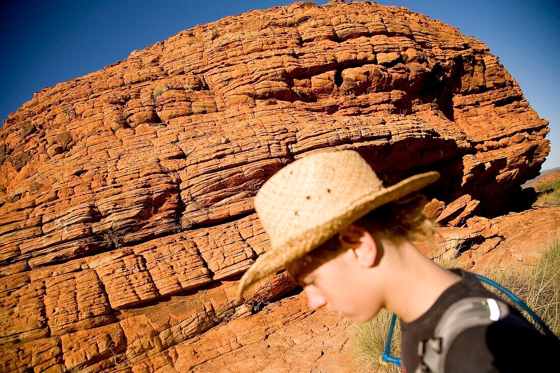 Junge wandert im Kings Canyon