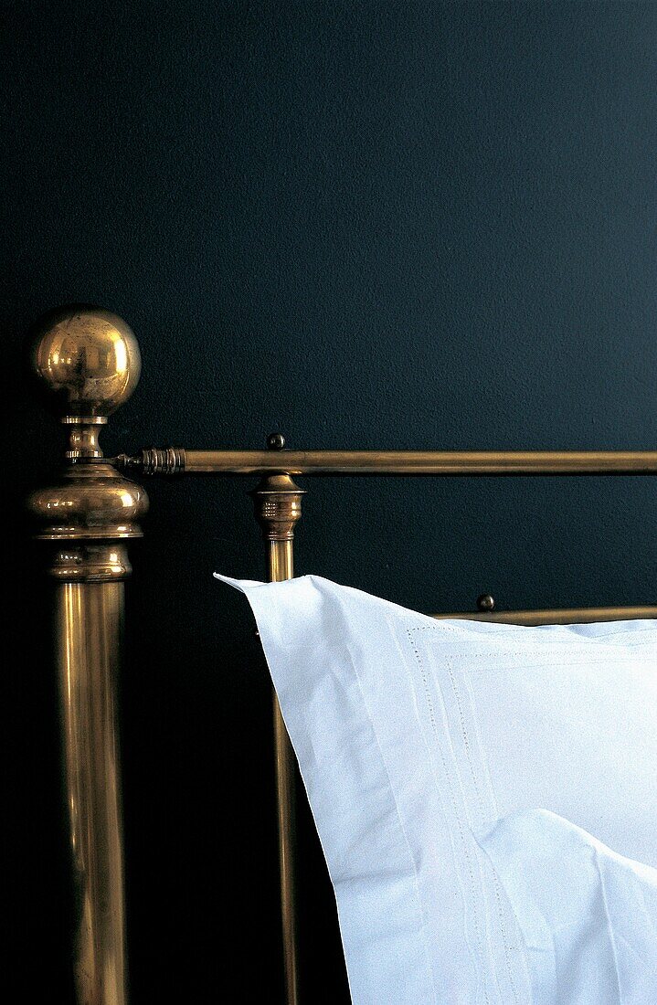 Detail eines Bettes und eines Kissens