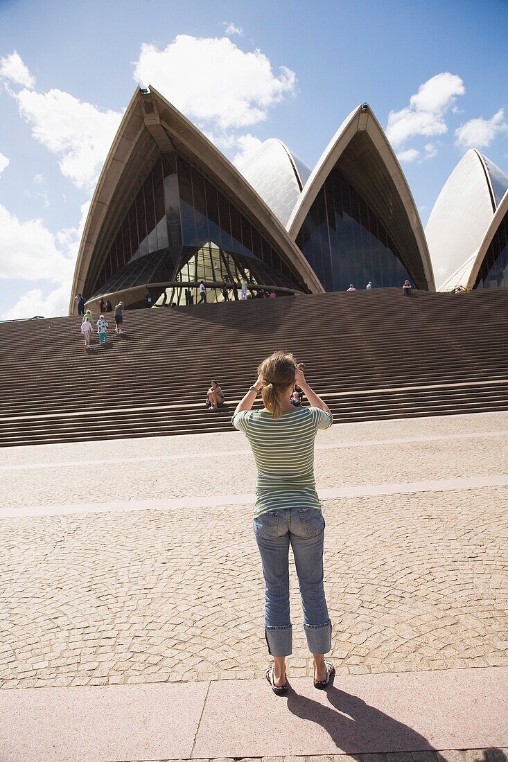 Junge Frau fotografiert das Opernhaus von Sydney