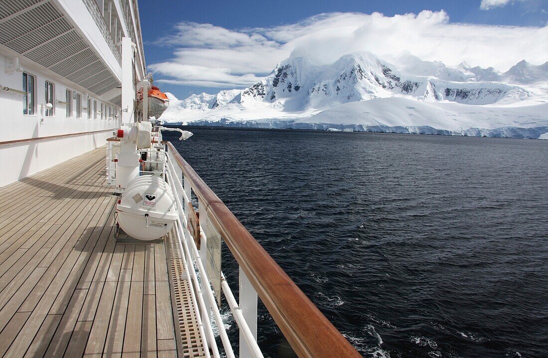 Blick auf die Antarktis vom Deck eines Kreuzfahrtschiffes aus gesehen