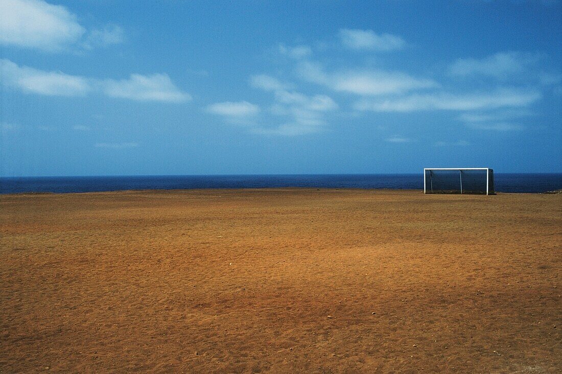 Leeres Fußballfeld am Meer