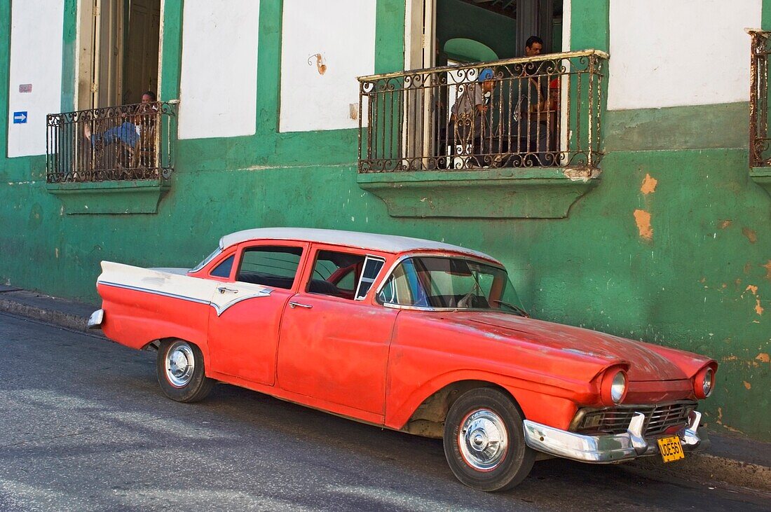 Ein Auto vor einem Schachclub in Santiago de Cuba.